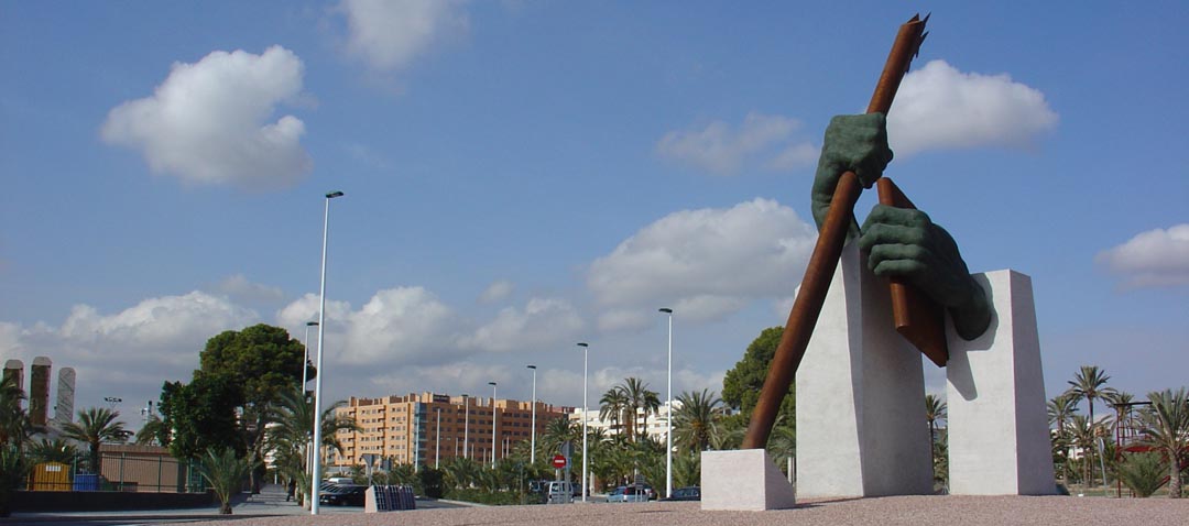 Escultura Les Mans de Sant Joan en la rotonda de la ciutat esportiva d'Elx